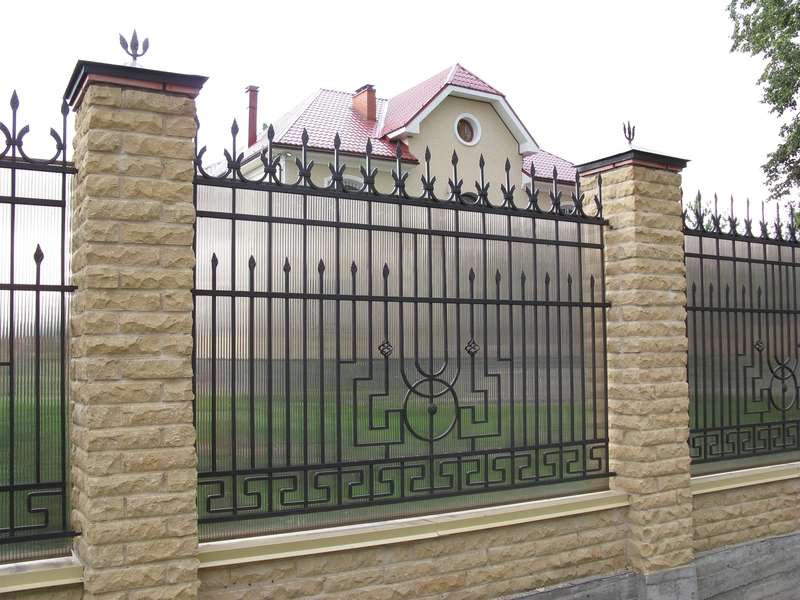 Купить Секционный забор из поликарбоната светлый с пиками